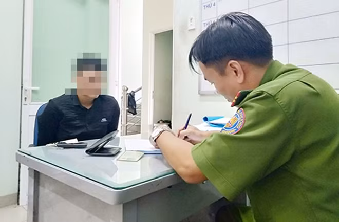 Công an lấy lời khai một đối tượng giết người do nguyên nhân xã hội.