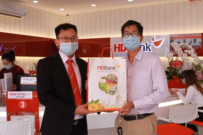 Nhiều phần quà hấp dẫn đã được tặng cho khách hàng nhân dịp khai trương HDBank Bảo Lộc. Nhiều phần quà hấp dẫn đã được tặng cho khách hàng nhân dịp khai trương HDBank Bảo Lộc.