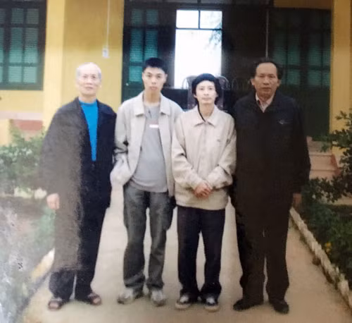 Nhà thơ Nguyễn Thanh Tuấn (thứ 2 từ phải sang) cùng các bạn văn.