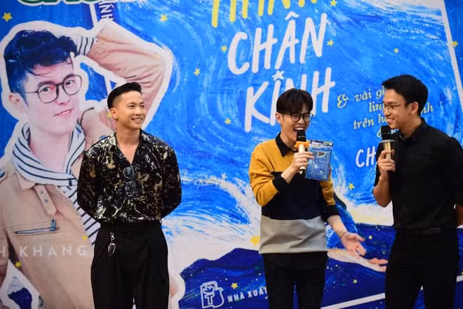 Tác giả Anh Khang (giữa) trong buổi ra mắt sách “Thả thính chân kinh”.