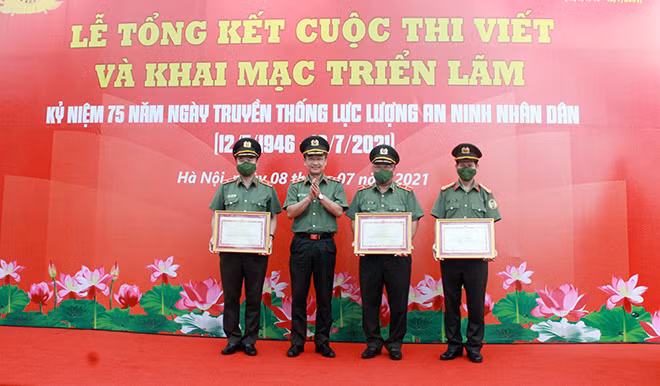 Trung tướng Nguyễn Ngọc Toàn trao Bằng khen của Bộ Công an tặng các thành viên Ban Giám khảo.