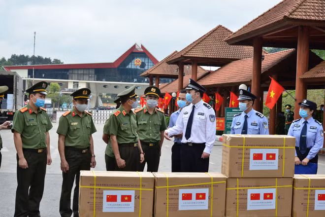 Trung tướng Trương Văn Thông, Cục trưởng Cục Đối ngoại - Bộ Công an trao đổi với Trưởng Đại diện Bộ Công an Trung Quốc tại Việt Nam tại cửa khẩu Hữu Nghị (Lạng Sơn). Trung tướng Trương Văn Thông, Cục trưởng Cục Đối ngoại - Bộ Công an trao đổi với Trưởng Đại diện Bộ Công an Trung Quốc tại Việt Nam tại cửa khẩu Hữu Nghị (Lạng Sơn).