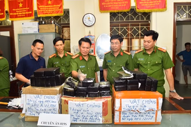Lãnh đạo Cục CSĐT tội phạm về ma túy kiểm tra 54 bánh heroin bị thu giữ.