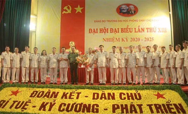 Thứ trưởng Nguyễn Văn Thành chúc mừng Ban chấp hành Đảng bộ Trường Đại học PCCC nhiệm kỳ 2020-2025