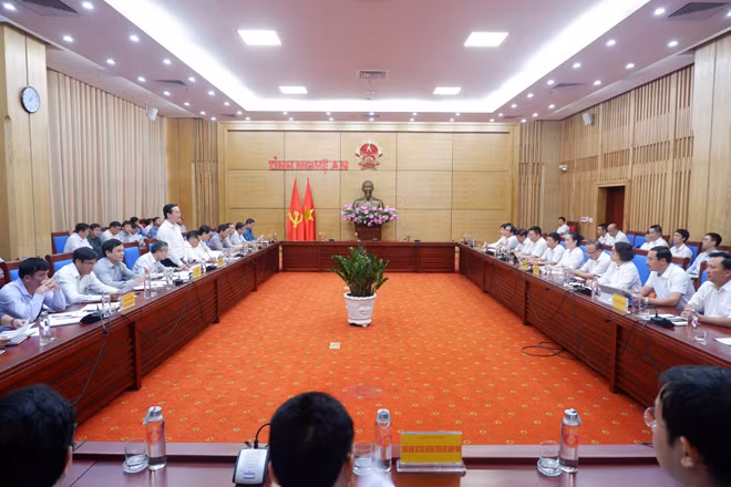 Lãnh đạo EVNNPC và UBND tỉnh Nghệ An làm việc về tình hình cung cấp điện và triển khai các dự án đầu tư xây dựng trên địa bàn.