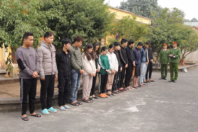 Nhóm đối tượng lừa đảo bị bắt giữ.
