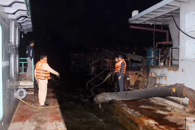 CSGT đường thủy kiểm tra xử lý phương tiện vi phạm. CSGT đường thủy kiểm tra xử lý phương tiện vi phạm.