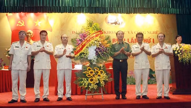 Thay mặt BTV Đảng ủy CATƯ, lãnh đạo Bộ Công an, Thứ trưởng Trần Quốc Tỏ trao lẵng hoa của Đảng ủy CATƯ chúc mừng Đại hội.