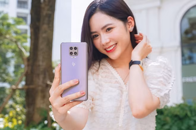 Khi mua Vsmart Aris Series khách hàng sẽ được tặng kèm 1 miếng dán bảo vệ màn hình có khả năng giảm lây nhiễm virus gây bệnh. Khi mua Vsmart Aris Series khách hàng sẽ được tặng kèm 1 miếng dán bảo vệ màn hình có khả năng giảm lây nhiễm virus gây bệnh.