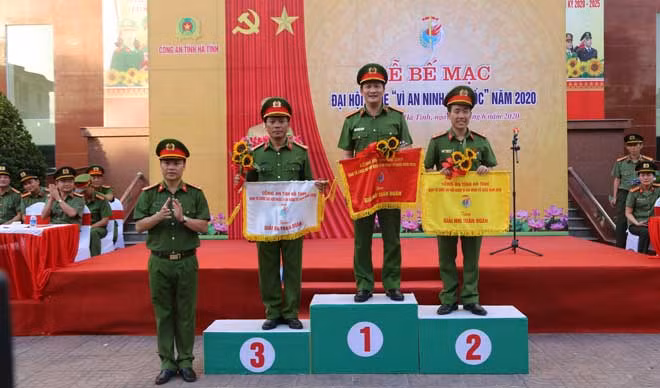 Lãnh đạo các đơn vị lên nhân giải toàn đoàn.