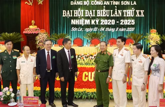 Các đại biểu trao đổi tại Đại hội.