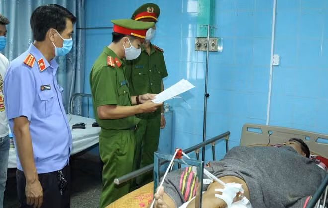 Lái xe Hoàng Trung Toán trên giường bệnh. Lái xe Hoàng Trung Toán trên giường bệnh.