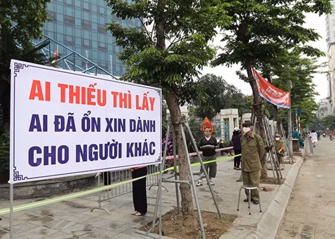 Bảng lưu ý được Ban tổ chức đặt tại điểm cấp phát gạo.