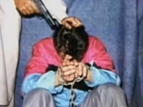 Nhà báo Daniel Pearl bị bắt và bị hành hình dã man ở Afghanistan.