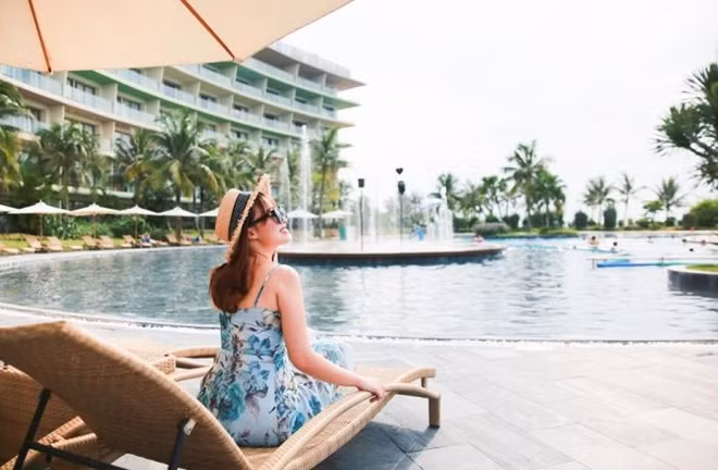 Du khách có thể dạo chơi bên bể bơi và nhấm nháp từng ngụm cocktail mát lạnh (Ảnh: Fanpage FLC Sầm Sơn)
