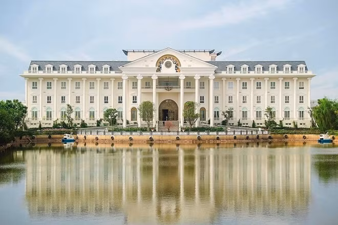 Khách sạn chính với kiến trúc châu Âu tinh tế, cổ điển.