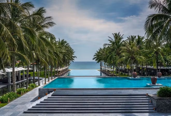 Các bể bơi chính liền kề với sắc xanh ngọc ngà như nối dài ra biển xa (Ảnh: Fanpage Four Seasons Resort The Nam Hai, Hoi An, Vietnam).