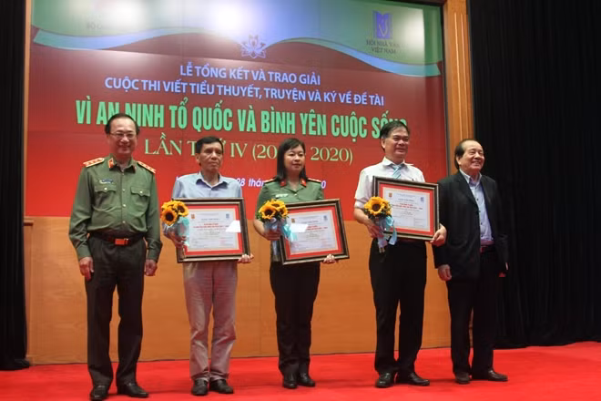 Đồng chí Thượng tướng Nguyễn Văn Thành - Ủy viên Trung ương Đảng, Thứ trưởng Bộ Công an và nhà thơ Hữu Thỉnh - Chủ tịch Hội nhà văn Việt Nam trao giải A cho các tác giả đạt giải thưởng cuộc thi sáng tác tiểu thuyết, truyện và ký về đề tài “Vì an ninh Tổ quốc và bình yên cuộc sống” lần thứ IV, giai đoạn 2017-2020.