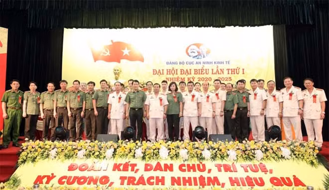 Thứ trưởng Lương Tam Quang chụp ảnh với các đại biểu dự Đại hội. Thứ trưởng Lương Tam Quang chụp ảnh với các đại biểu dự Đại hội.
