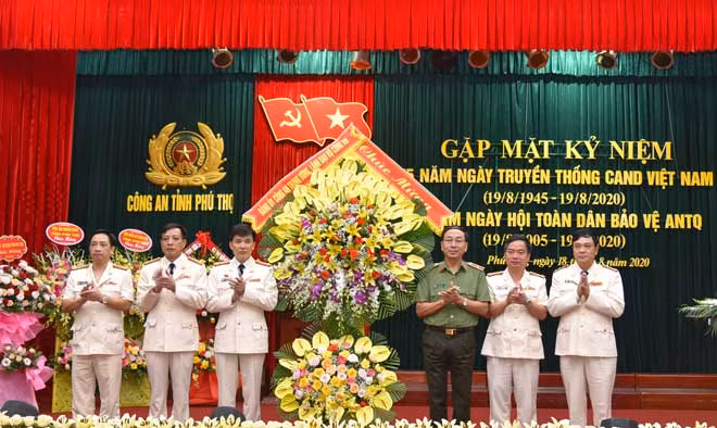 Đồng chí Thiếu tướng Trần Quốc Tỏ - Ủy viên TW Đảng, Thứ trưởng Bộ Công an tặng lẵng hoa chúc mừng Công an tỉnh Phú Thọ.