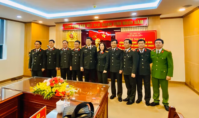 Lãnh đạo Công an các đơn vị địa phương trong Cụm thi đua số 5 chụp ảnh lưu niệm.
