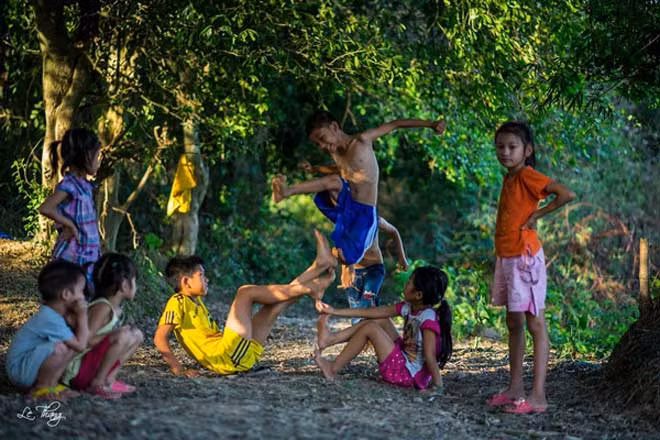Trẻ em ngày nay đã đánh mất những trò chơi tuổi thơ - nguồn Báo Bạc Liêu. Trẻ em ngày nay đã đánh mất những trò chơi tuổi thơ - nguồn Báo Bạc Liêu.