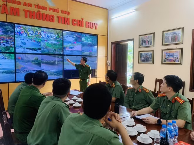 Thượng tá Nguyễn Minh Tuấn trao đổi về kế hoạch đảm bảo ANTT tại Khu di tích Lịch sử Đền Hùng.