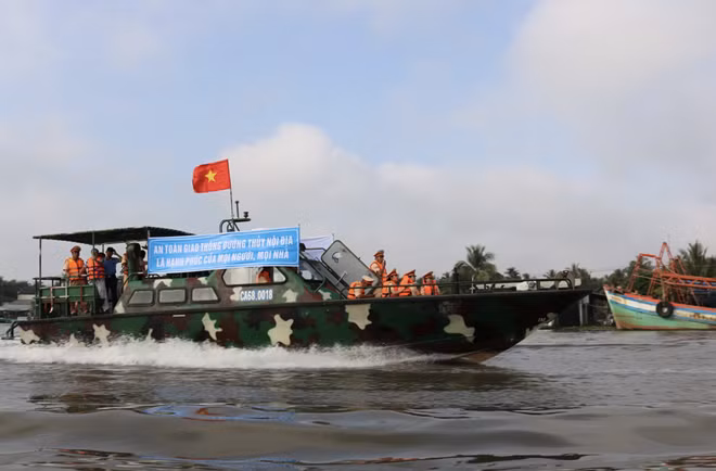 Lực lượng Cảnh sát đường thủy tăng cường tuần tra kiểm soát trên sông.