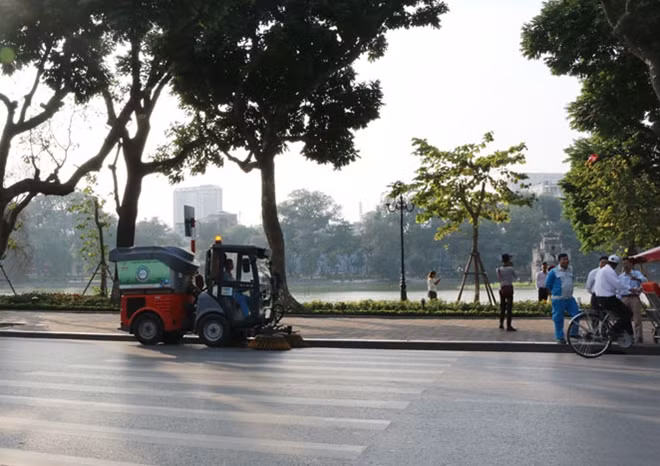 UBND thành phố yêu cầu các đơn vị vệ sinh môi trường có trách nhiệm duy trì bảo đảm vệ sinh môi trường trên các tuyến đường, phố, khu dân cư; thu dọn, vận chuyển kịp thời, không để rác thải tồn đọng trong ngày.