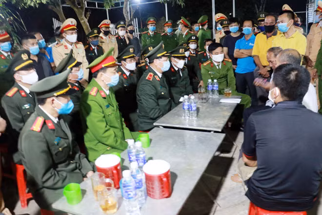 Thiếu tướng Trần Văn Danh, Phó cục trưởng Cục Cảnh sát điều tra tội phạm về ma tuý thăm hỏi, động viên gia đình Đại úy Sầm Quốc Nghĩa. Ảnh: Mạnh Cường