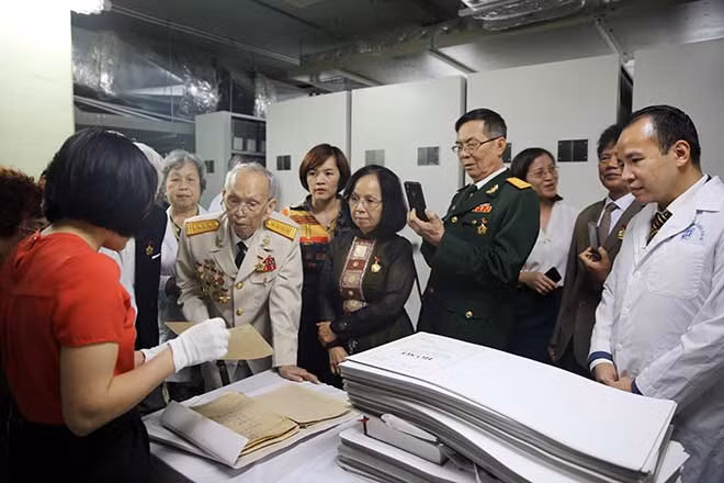 Một số cá nhân trao tặng tài liệu tại Trung tâm Lưu trữ quốc gia III – nơi bảo quản nhiều tài liệu của các văn nghệ sĩ nổi tiếng.
