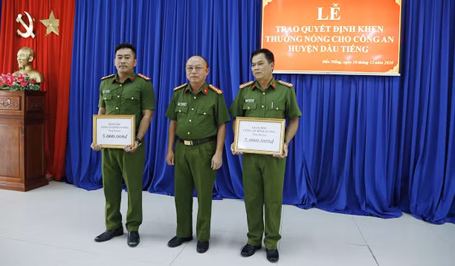 Lãnh đạo Công an tỉnh Bình Dương trao thưởng cho Công an huyện Dầu Tiếng có thành tích xuất sắc trong đấu tranh phòng, chống tội phạm.