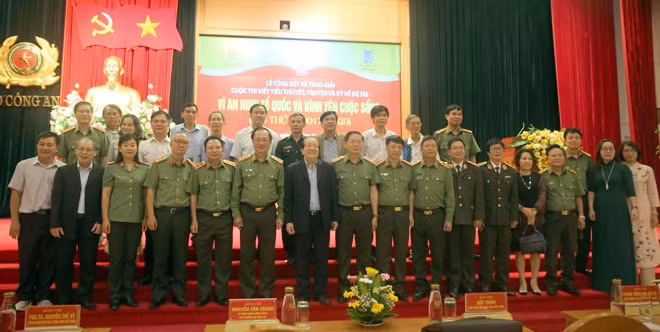 Thứ trưởng Nguyễn Văn Thành cùng các đại biểu và nhà văn đoạt giải.