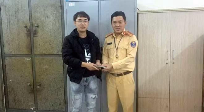 Trao trả giấy tờ và tài sản cho anh Lê Xuân Phúc. Trao trả giấy tờ và tài sản cho anh Lê Xuân Phúc.