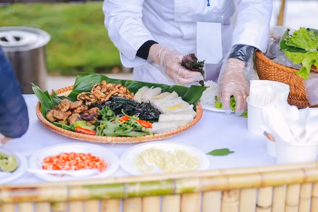 Bún chả Hà Nội được chế biến kỳ công và bắt mắt. Bún chả Hà Nội được chế biến kỳ công và bắt mắt.