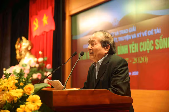Nhà thơ Hữu Thỉnh phát biểu tại lễ tổng kết và trao giải cuộc thi.