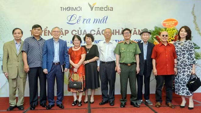 Nhiều bạn văn chương đến dự buổi lễ ra mắt sách của gia đình nhà văn Nguyễn Như Phong.