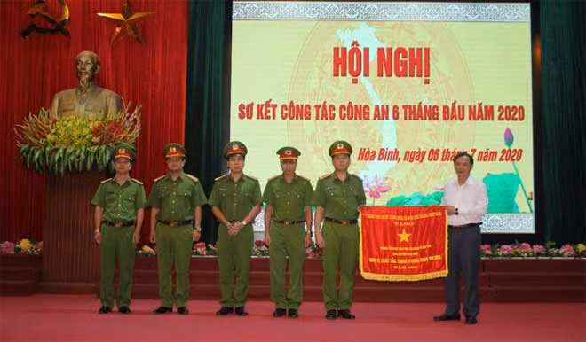 Đồng chí Bùi Văn Khánh, Chủ tịch UBND tỉnh tặng Bằng khen của Tỉnh ủy cho các tập thể và cá nhân có thành tích xuất sắc trong phong trào thi đua "Vì an ninh Tổ quốc" 6 tháng đầu năm 2020.