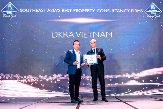 Ông Phạm Lâm - Nhà sáng lập, CEO DKRA Vietnam (bên trái) đón nhận giải thưởng “Đơn vị tư vấn phát triển dự án tốt nhất Đông Nam Á”.