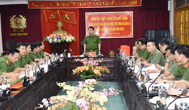 Thứ trưởng Lê Quốc Hùng phát biểu chỉ đạo tại buổi làm việc với Trại giam Ninh Khánh.