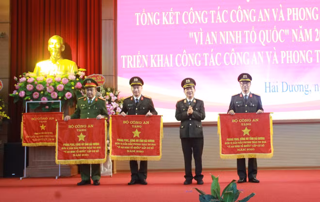Thứ trưởng Nguyễn Văn Sơn trao Cờ thi đua của Bộ Công an cho các tập thể có thành tích xuất sắc.
