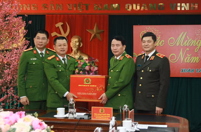 Thứ trưởng Lê Quốc Hùng tặng quà động viên lãnh đạo, cán bộ chiến sỹ Cục Cảnh sát quản lý tạm giữ, tạm giam và thi hành án hình sự tại cộng đồng. Thứ trưởng Lê Quốc Hùng tặng quà động viên lãnh đạo, cán bộ chiến sỹ Cục Cảnh sát quản lý tạm giữ, tạm giam và thi hành án hình sự tại cộng đồng.