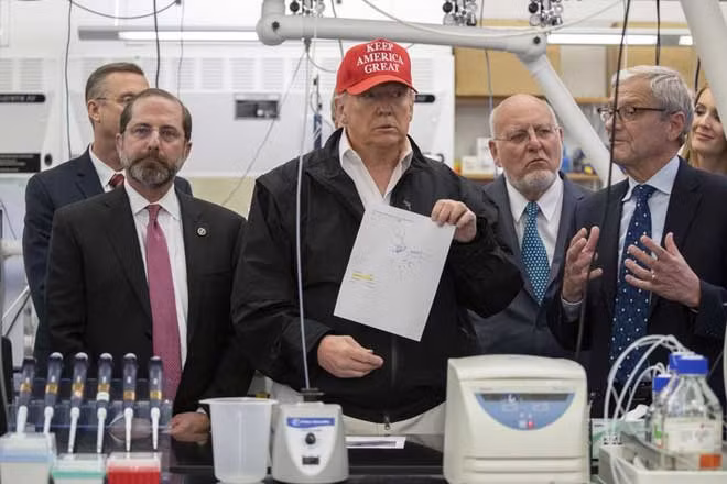 Ông Trump trong một cuộc viếng thăm Trung tâm Kiểm soát dịch bệnh Mỹ gần đây.