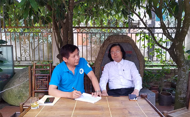 TS. Nguyễn Quang Cương và tác giả. TS. Nguyễn Quang Cương và tác giả.