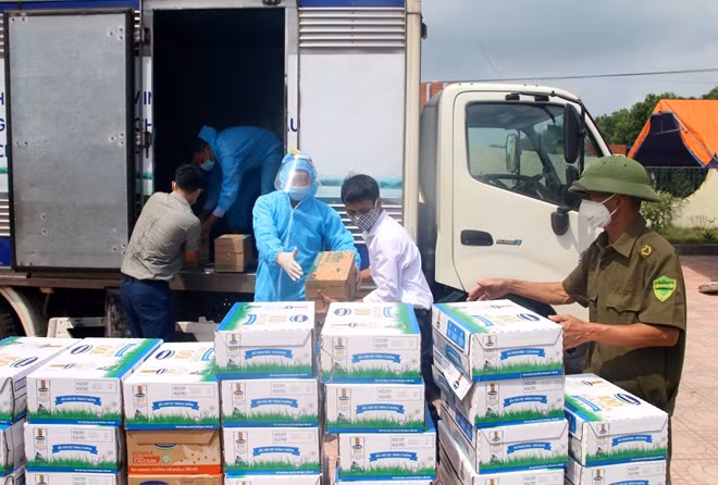 Gần 100.000 sản phẩm khác đã được Vinamilk ủng hộ tại 2 địa phương Bắc Ninh và Hà Nam trong đợt này.