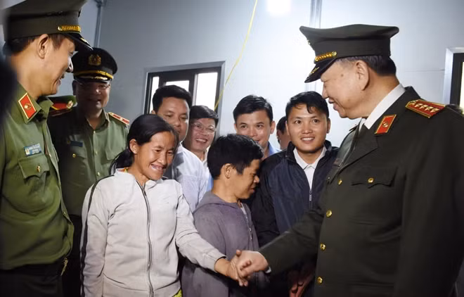 Người dân vui mừng vì có một ngôi nhà chắc chắn để “an cư lạc nghiệp”.