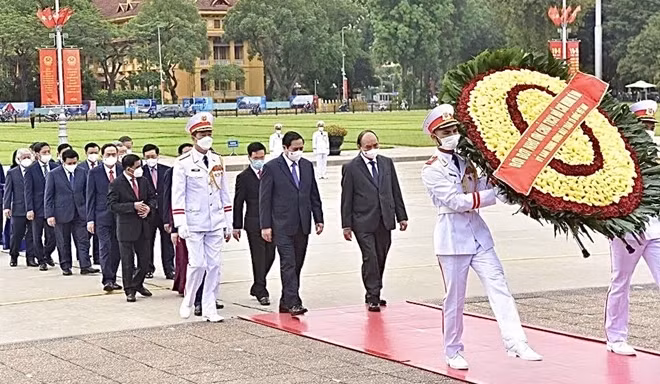 Đoàn đại biểu Ban Chấp hành Trung ương Đảng, Chủ tịch nước, Chính phủ, Quốc hội, Ủy ban Trung ương Mặt trận Tổ quốc Việt Nam đã đến đặt vòng hoa và vào Lăng viếng Chủ tịch Hồ Chí Minh.