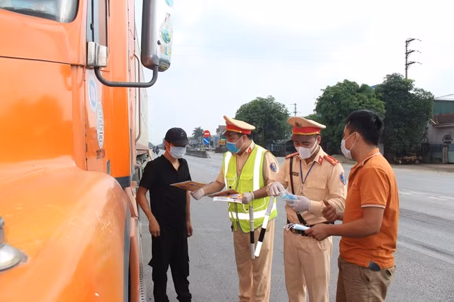 CBCS Trạm CSGT phát khẩu trang miễn phí cho người tham gia giao thông.