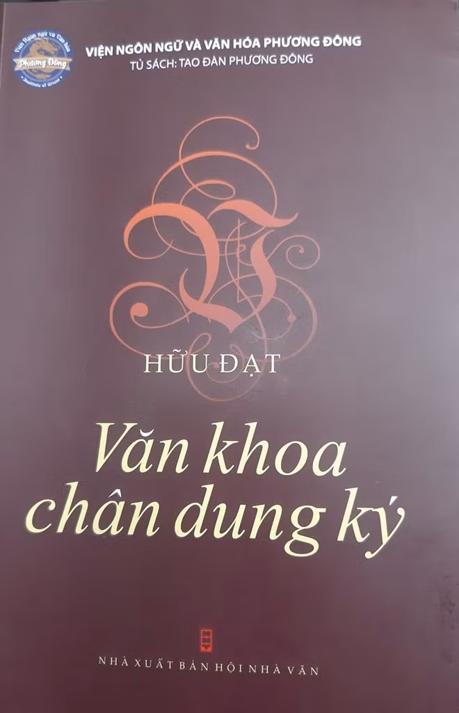 Bìa cuốn sách “Văn khoa chân dung ký” của nhà văn Hữu Đạt.