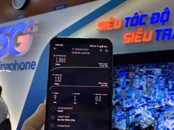 Trải nghiệm thực tế cho thấy, tốc độ của VinaPhone 5G lên đến hơn 1 Gbps, cụ thể, tốc độ VinaPhone 5G đạt 1865Mbps, nhanh gấp 10 lần so với mạng 4G và có độ trễ gần như bằng 0.